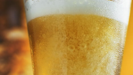 Nahaufnahme-In-Zeitlupe:-Kaltes-Bier-In-Einem-Glas,-Große-Tropfen-Und-Blasen-Im-Bier
